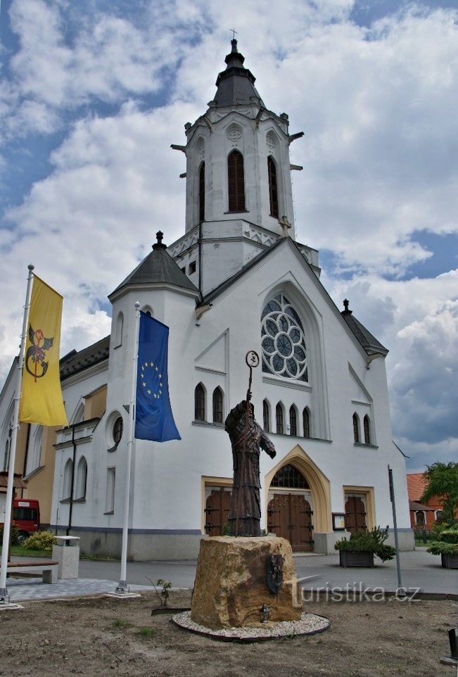 het standbeeld van de heilige voor de kerk