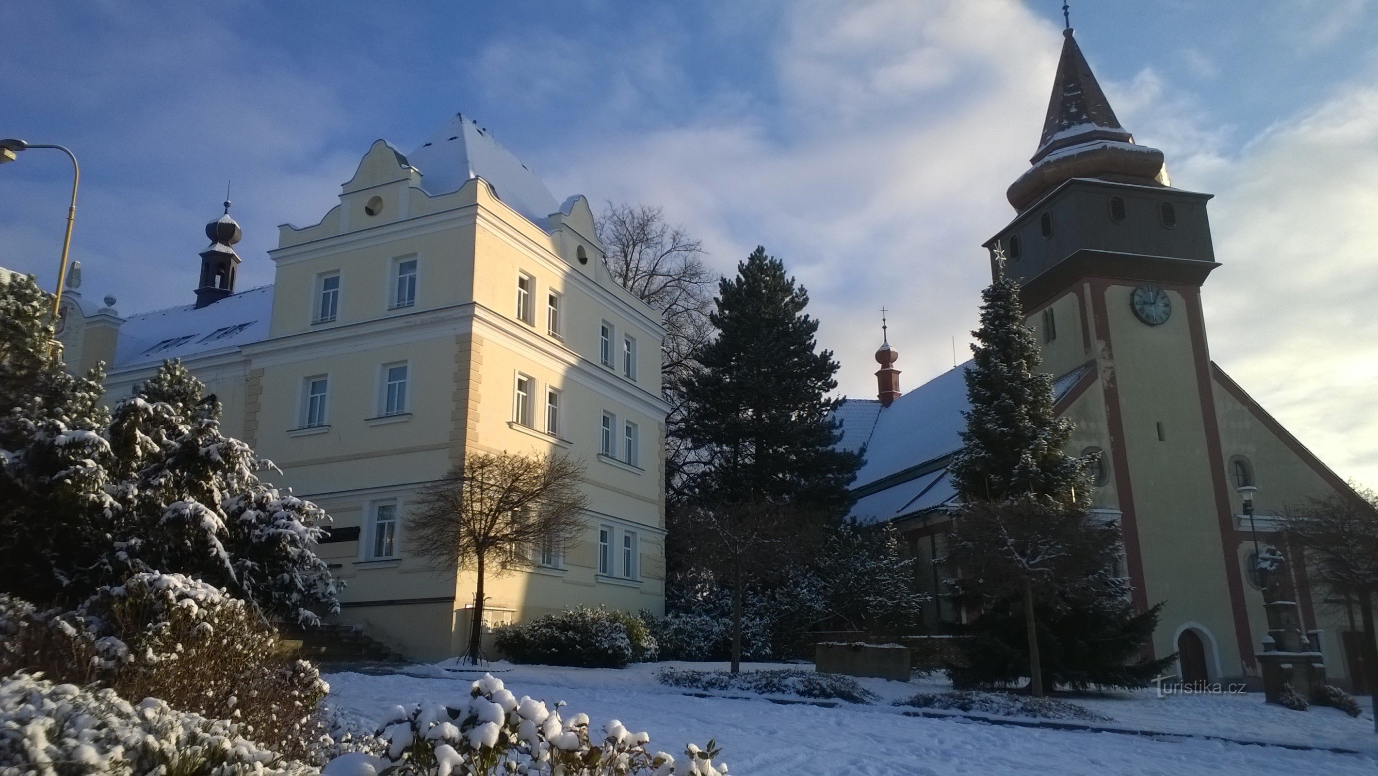 lätt rådhus och kyrka.