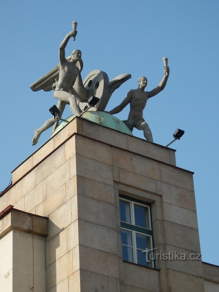 Portatori di luce sul tetto della parte meridionale dell'edificio della stazione