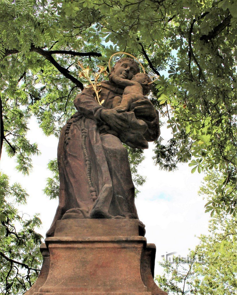 Svijany, socha sv. Antonína z Padovy při vchodu na nádvoří