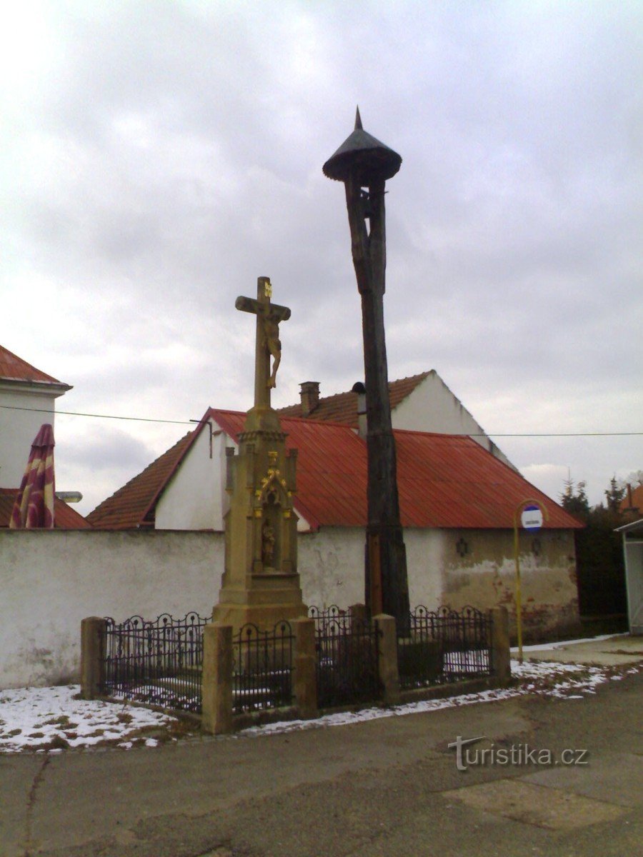 Свинары - колокольня и памятник распятию