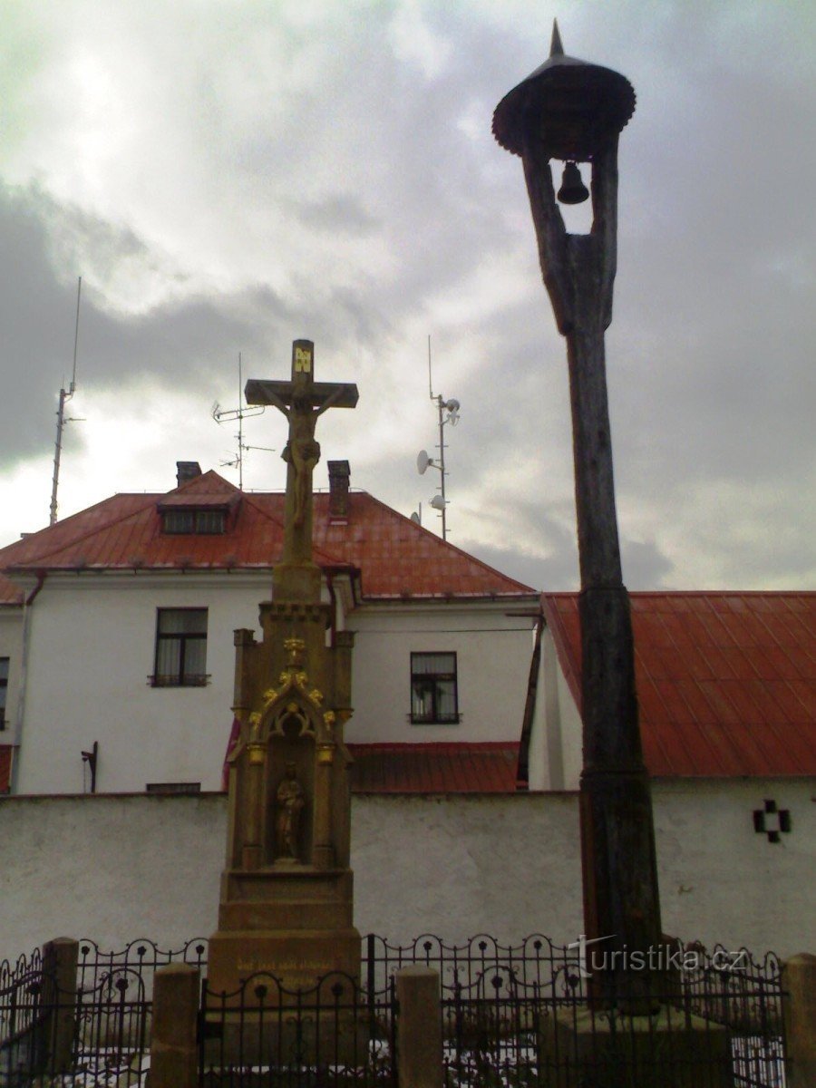 Svinary - Glockenturm und Kreuzigungsdenkmal