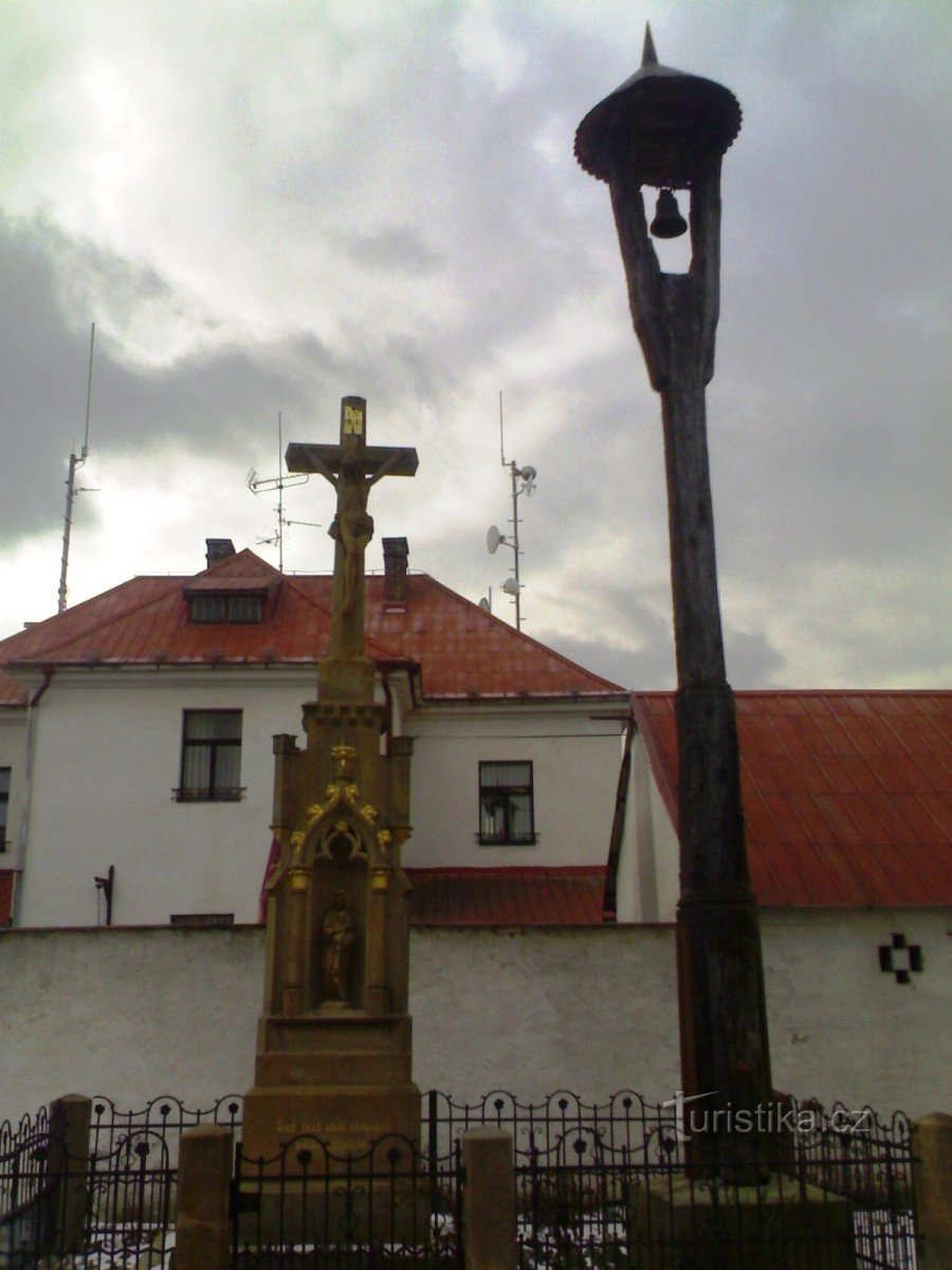 Svinary - klockstapel och korsfästelsemonument