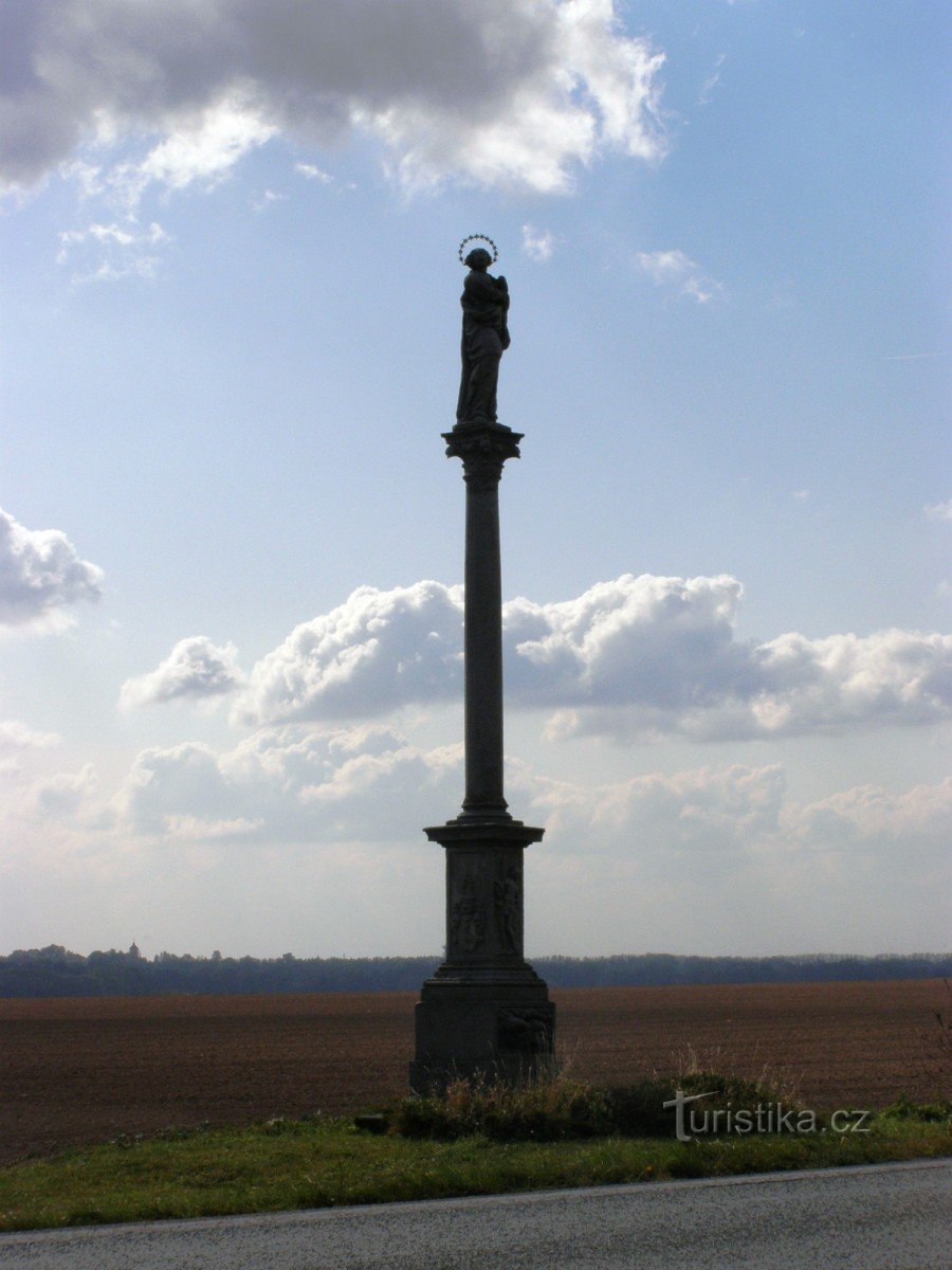 Svinišťany - a column with a statue of the Virgin Mary