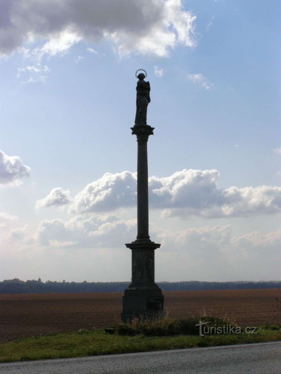 Svinišťany - eine Säule mit einer Statue der Jungfrau Maria