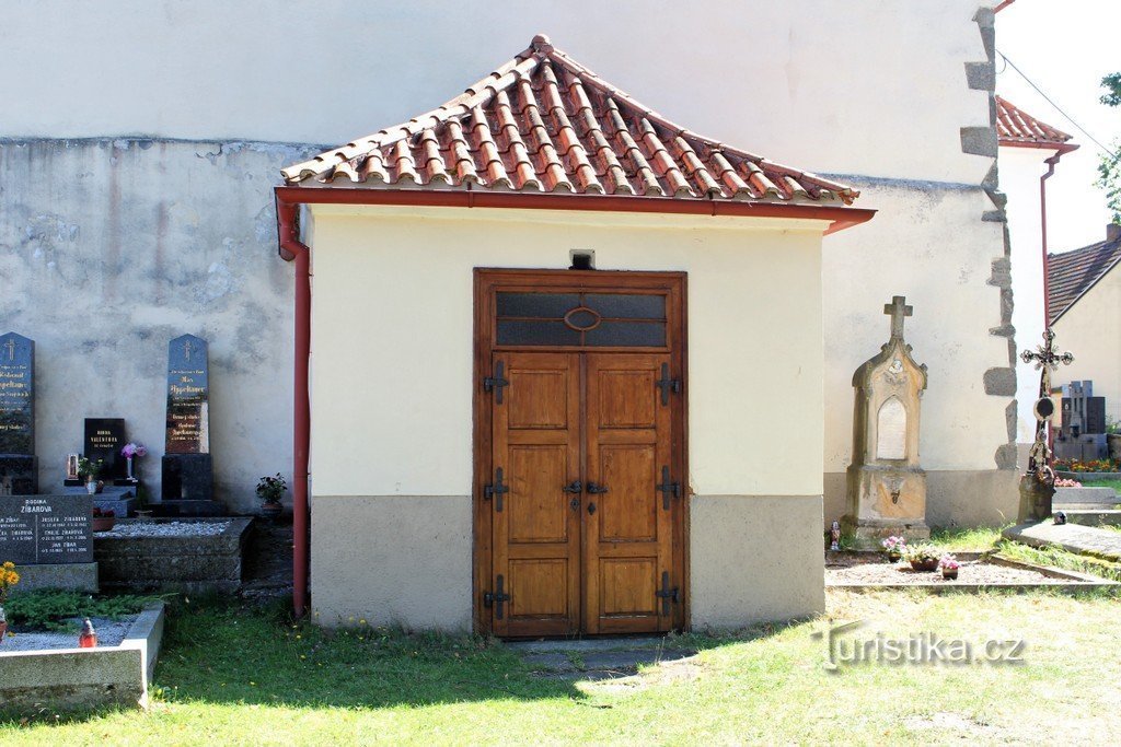 Svojšice, entrada a la iglesia