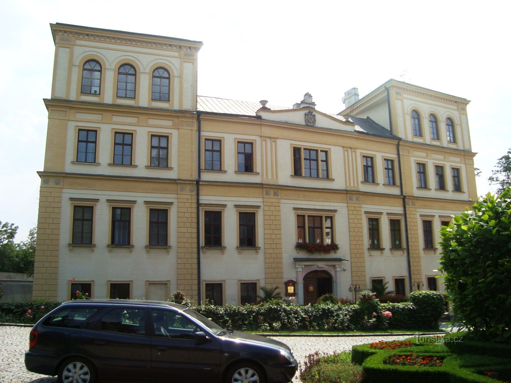 Svojšice-zámek-hlavní průčelí-Foto:Ulrych Mir.