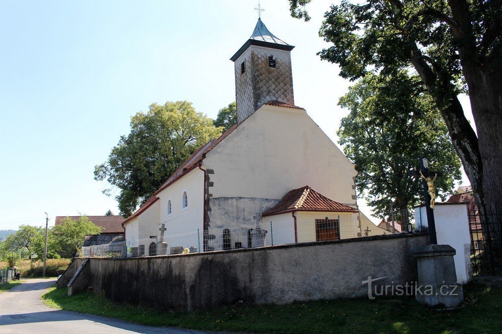 Svojšice, a Szent István-templom nyugati homlokzata. Keresztelő János