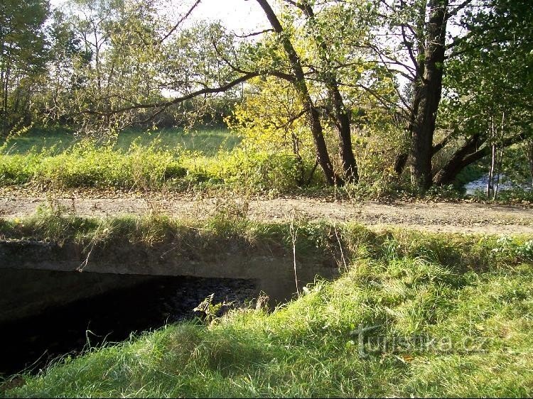 Sýkoreček: Pogled na most preko potoka