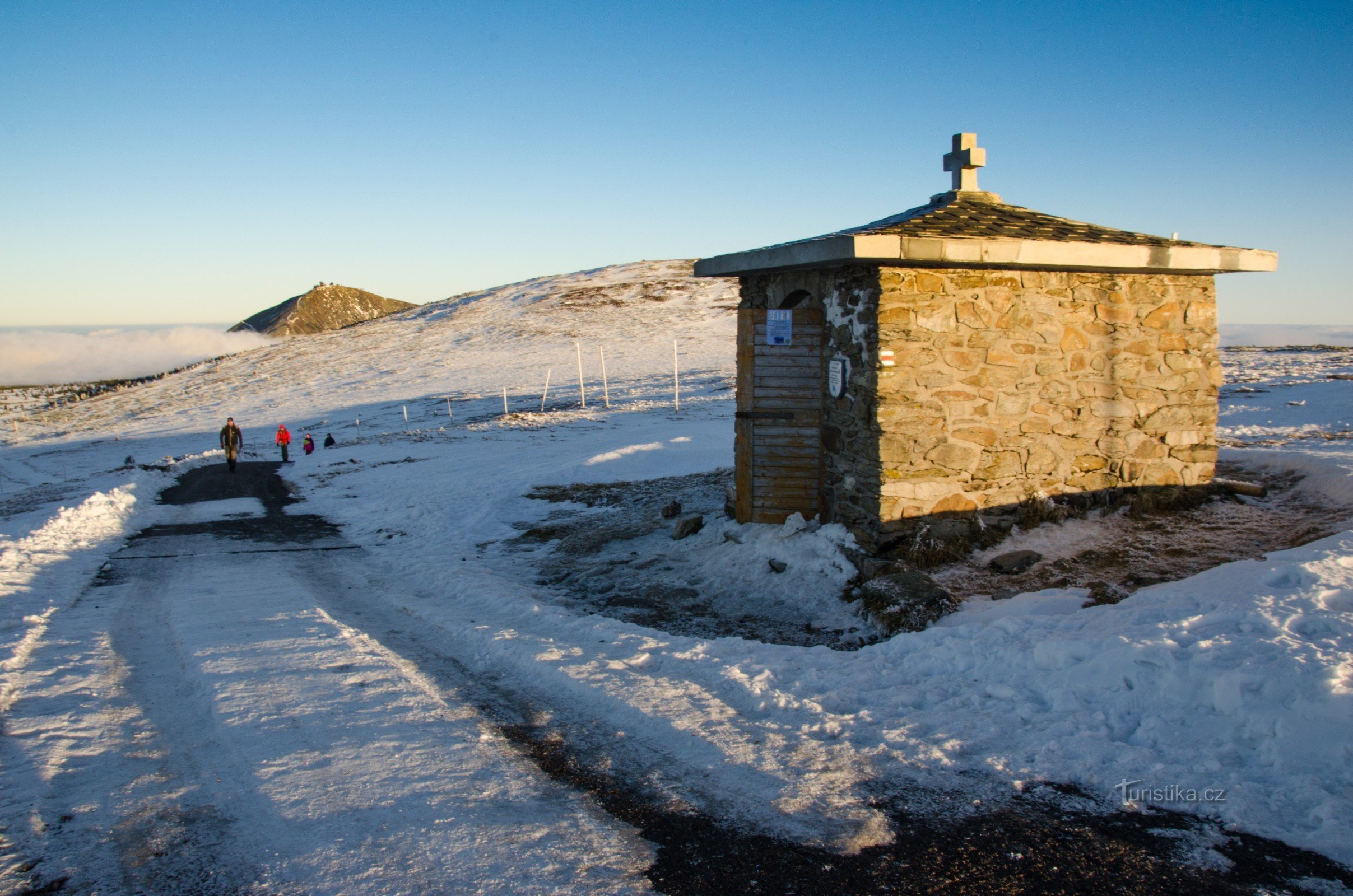 Un mémorial symbolique aux victimes tragiques de la montagne dans l'ancienne chapelle de la Selle Bleue (origine