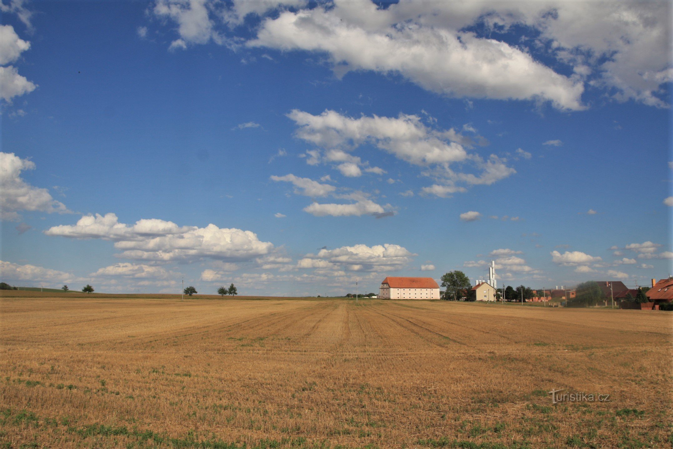 Kornmagasinet ligger i udkanten af ​​landsbyen