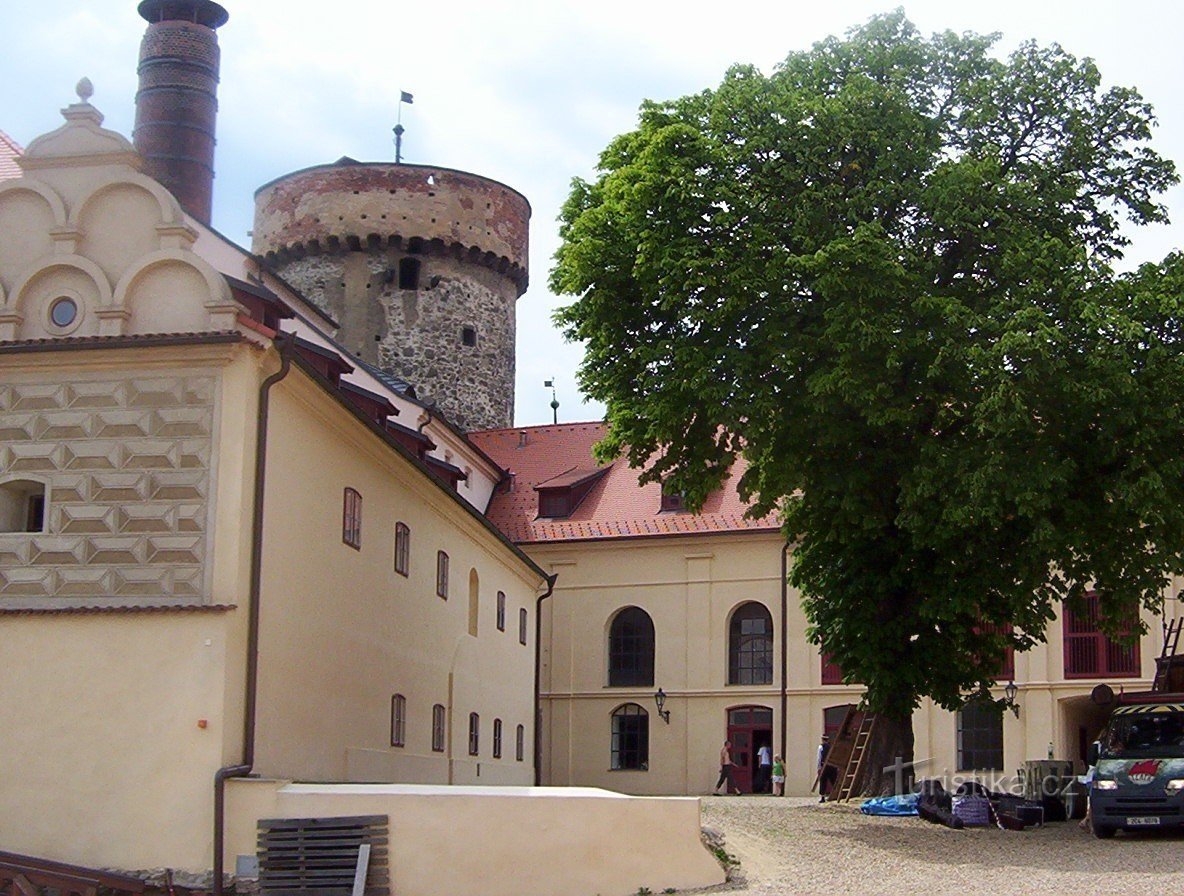 Tabor - zone de l'ancien château de Kotnov avec une tour de château - Photo : Ulrych Mir.