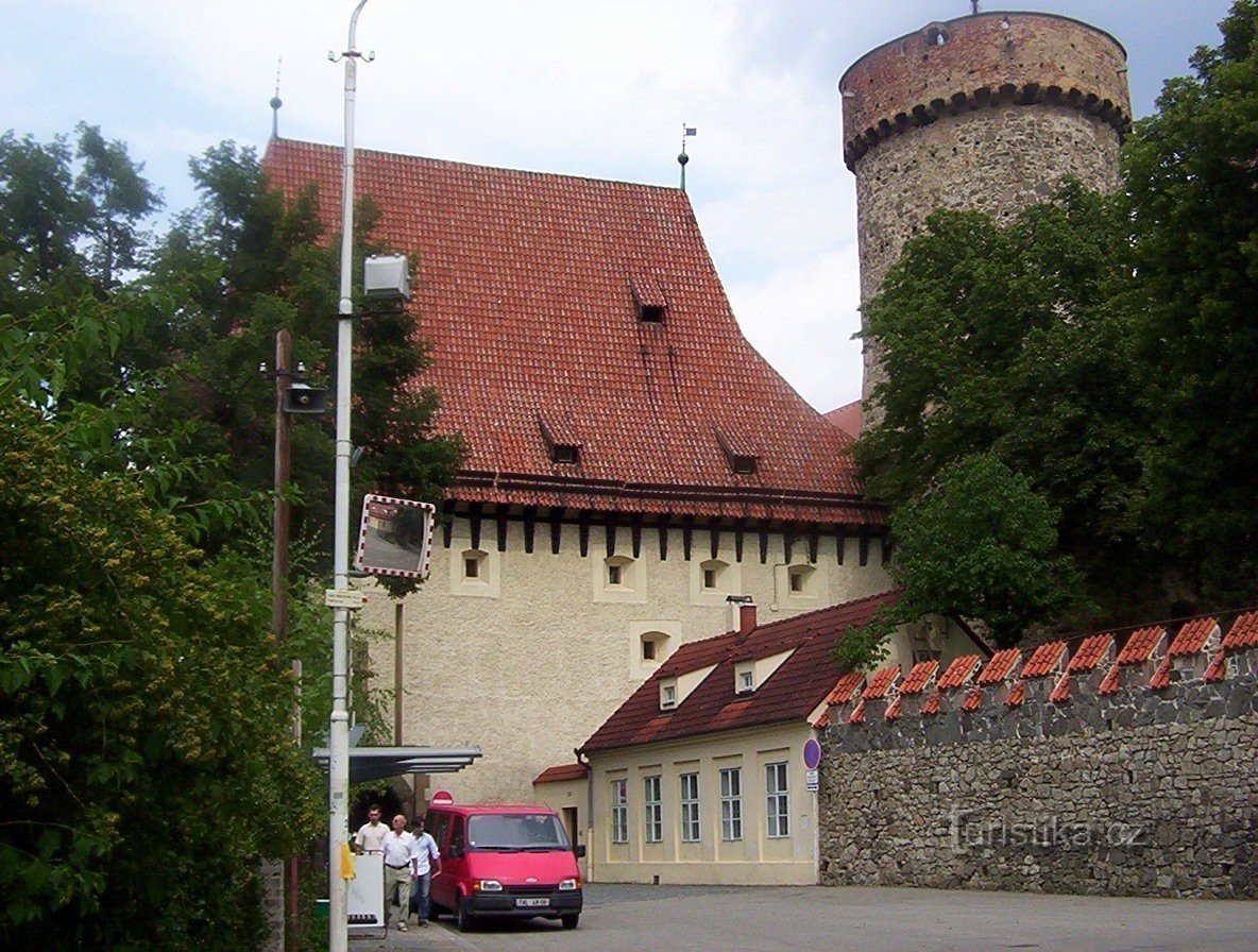 Tábor-Bechyňská poort met Kotnov kasteeltoren-Foto: Ulrych Mir.