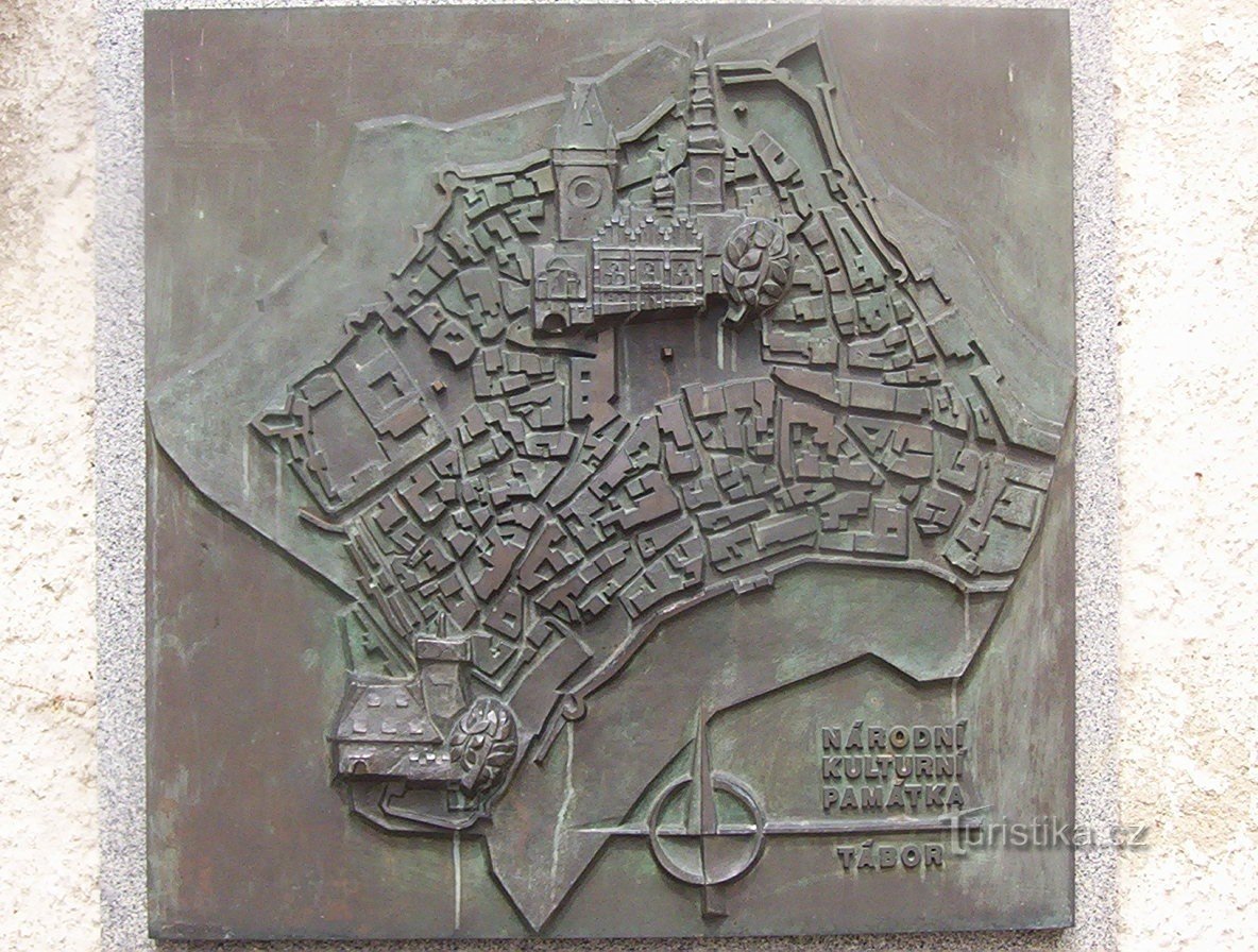 Escultura Tábor-bronze da cidade histórica em Bechyňská brána-Foto: Ulrych Mir.