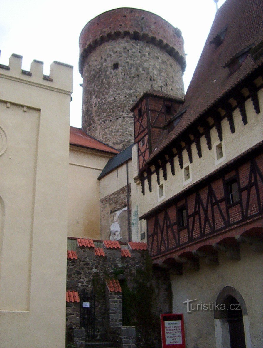 Campamento - torre del castillo en la puerta Bechyňská - acceso a la exposición - Foto: Ulrych Mir.