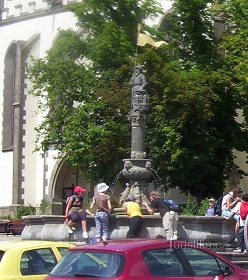 Tábor-renässansfontän med staty av riddaren Ronald på Žižka-torget-Foto: Ulrych Mir.