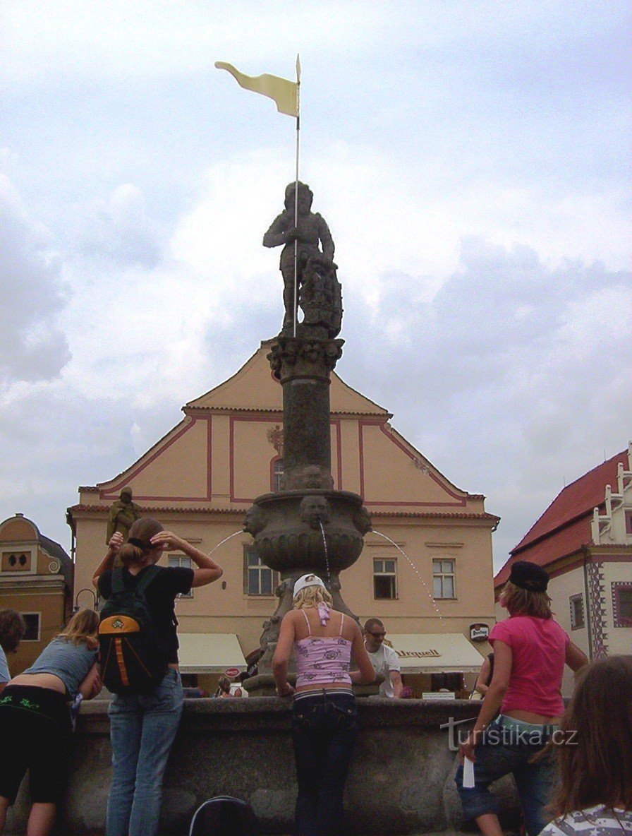 Tábor-renässansfontän med staty av riddaren Ronald på Žižka-torget-Foto: Ulrych Mir.