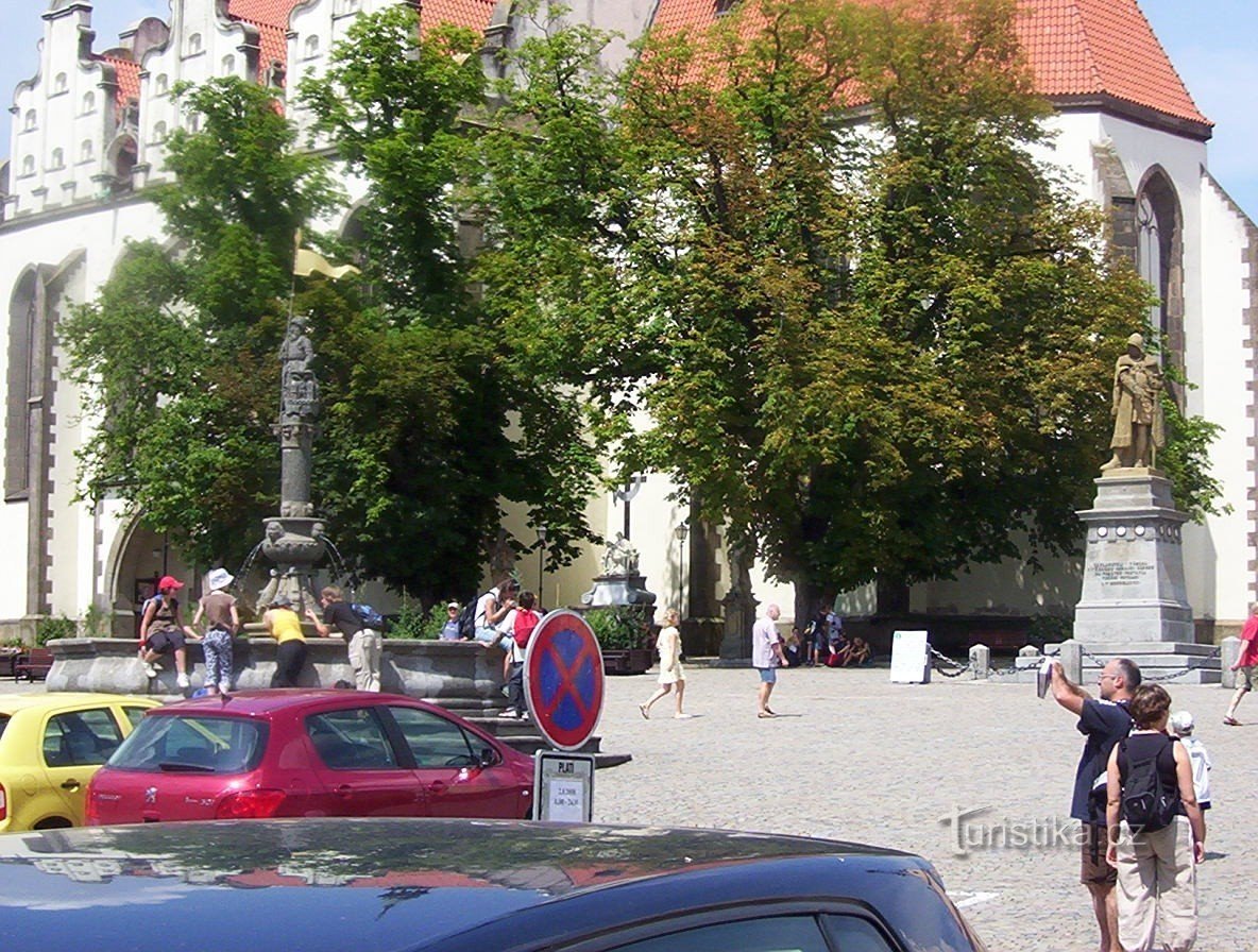 Tábor - escultura pieta, fonte e monumento de Žižk em frente à igreja - Foto: Ulrych Mir.