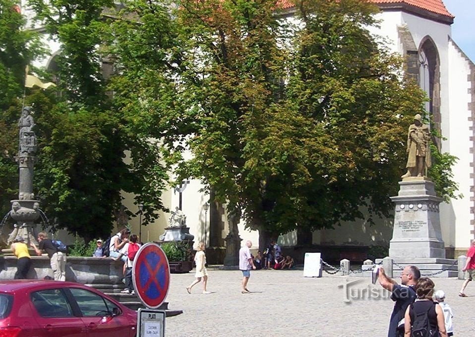 Tượng đài của Tábor-Žižk phía trước nhà thờ trưởng khoa Sự biến hình của Chúa trên núi Tábor-Ảnh:Ul