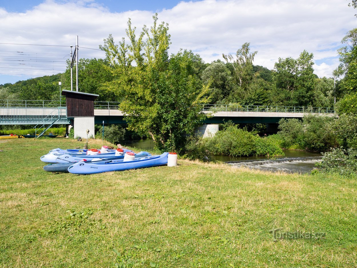 Moravičany camping nära järnvägskorridoren