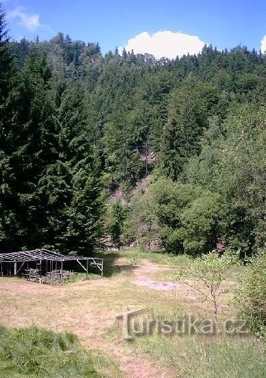 Camping i Načetín-dalen: Campingen ligger på en liten glänta, bakom en åker ca