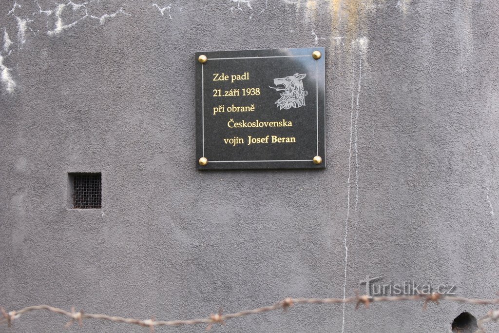 Une table sur le mur de la forteresse