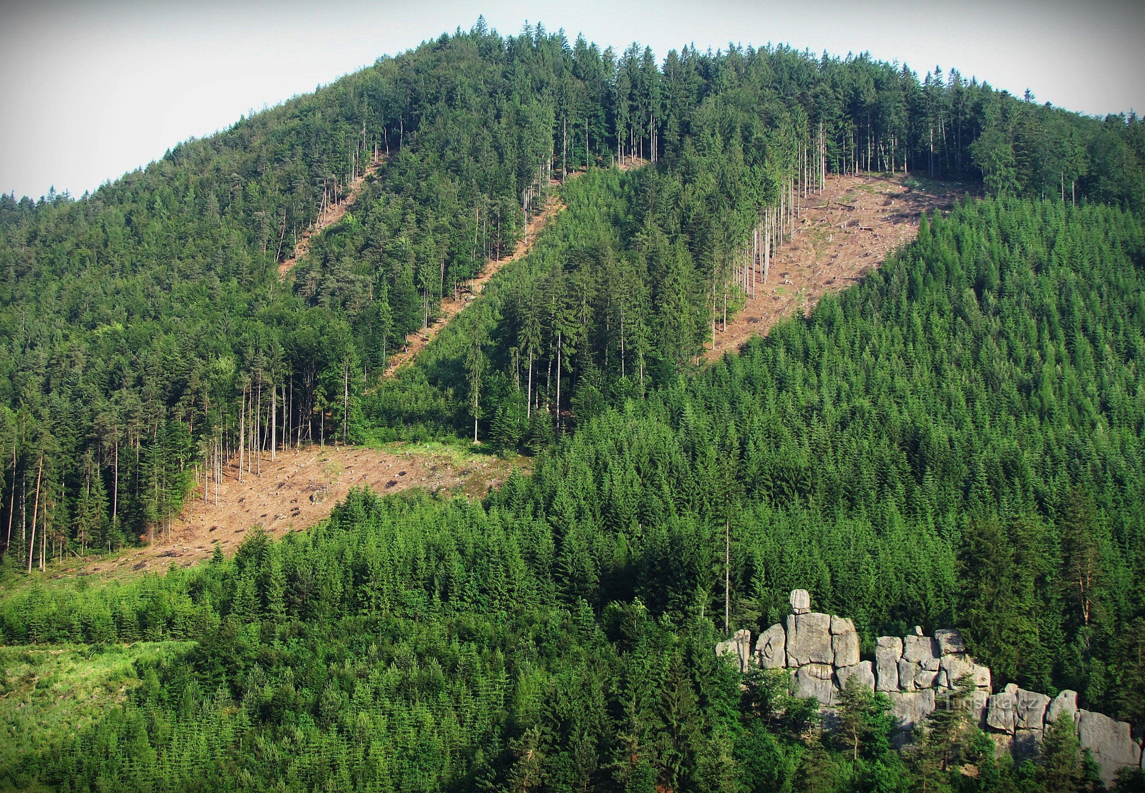 La misteriosa collina Kopce nad Čertovým skálami vicino a Lidečko
