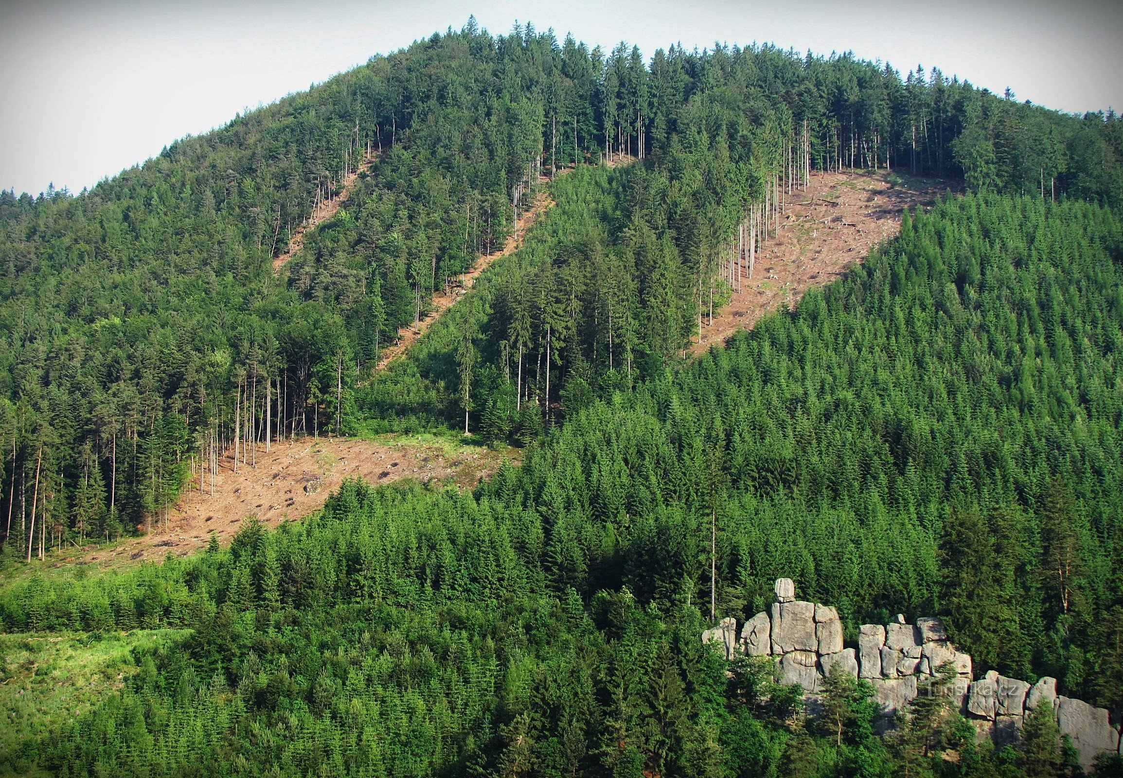 De mysterieuze heuvel Kopce nad Čertovým skálami bij Lidečko