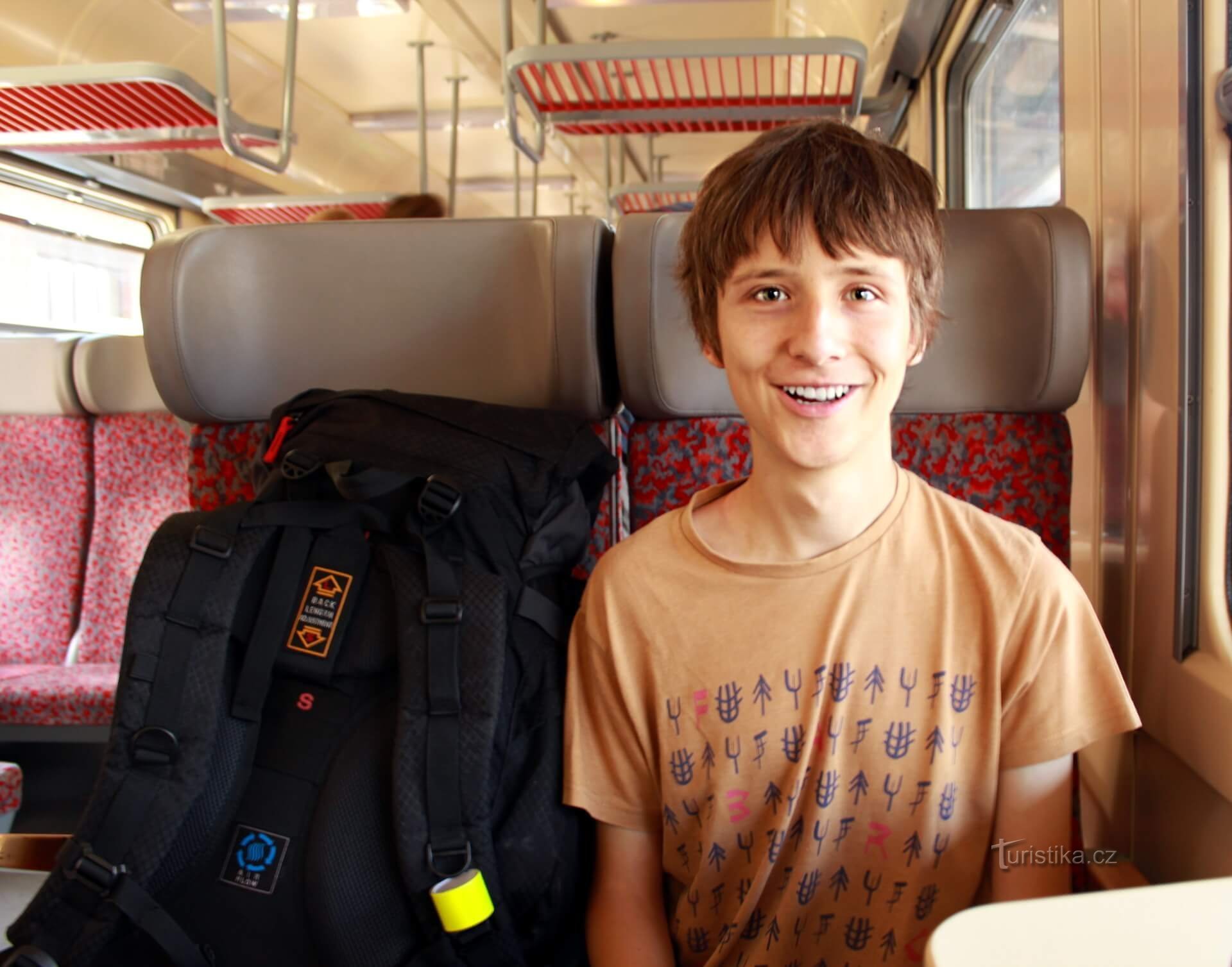 Nous étions tellement excités que nous avons presque oublié de descendre à la gare de Kladno. :RÉ