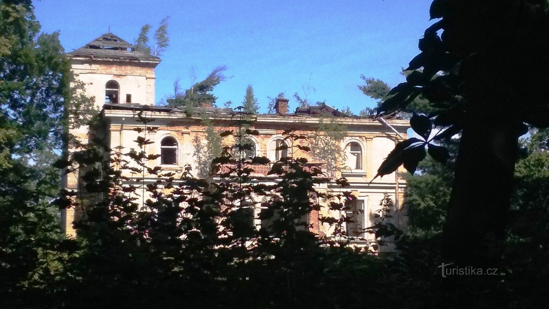 A mai fost numit și castel de pădure