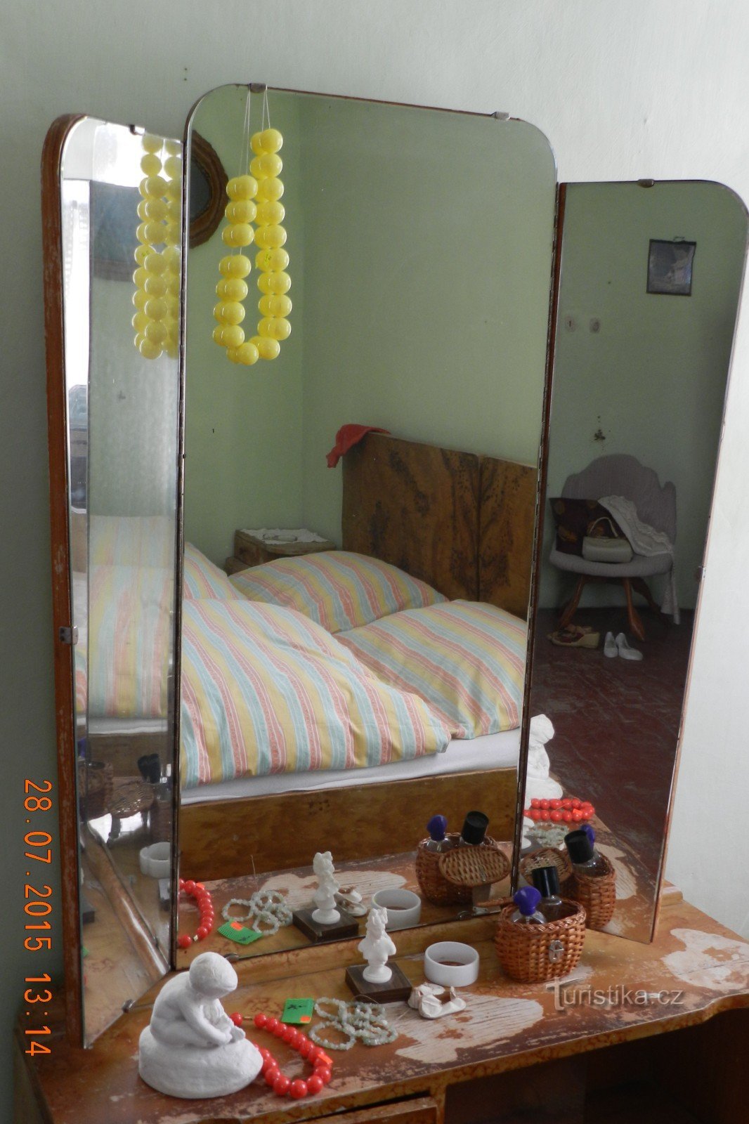 también en el retro-museo-espejo del dormitorio