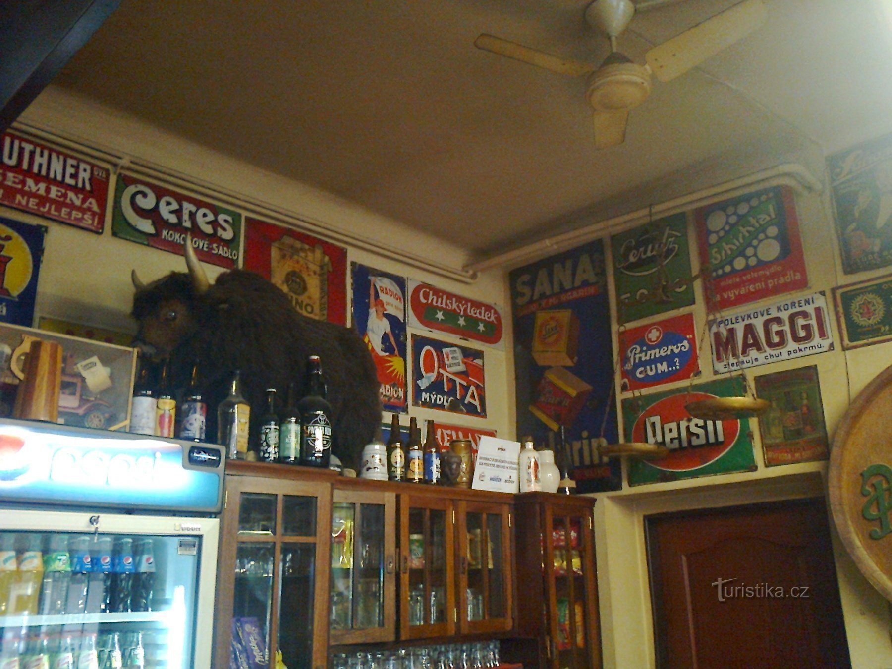 Isto é o que parece no restaurante da cervejaria em Čižice