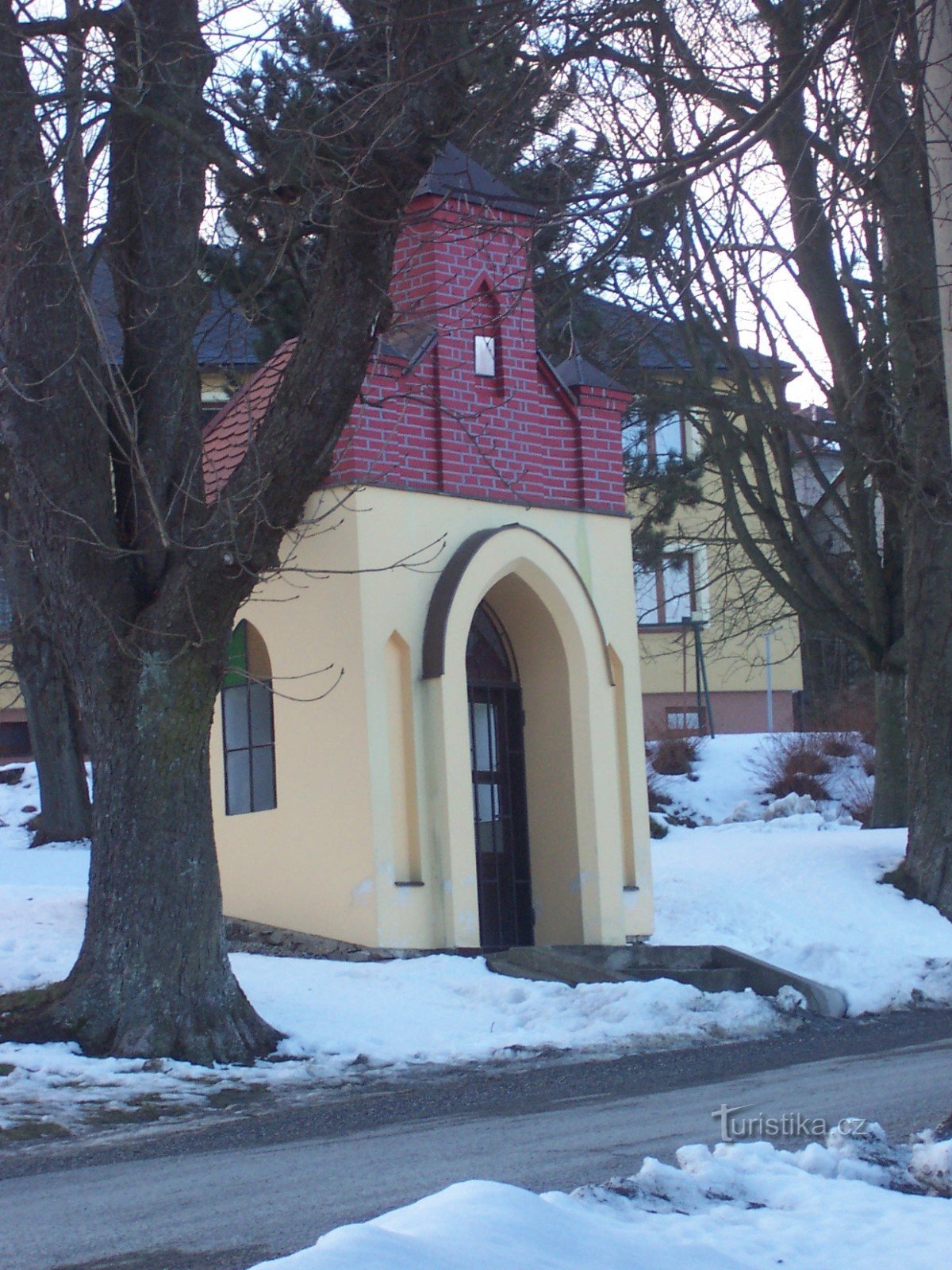 so sieht man die Kapelle von der Kreuzung in Drozdov = Kreuzung Zábřeh - Jedlí