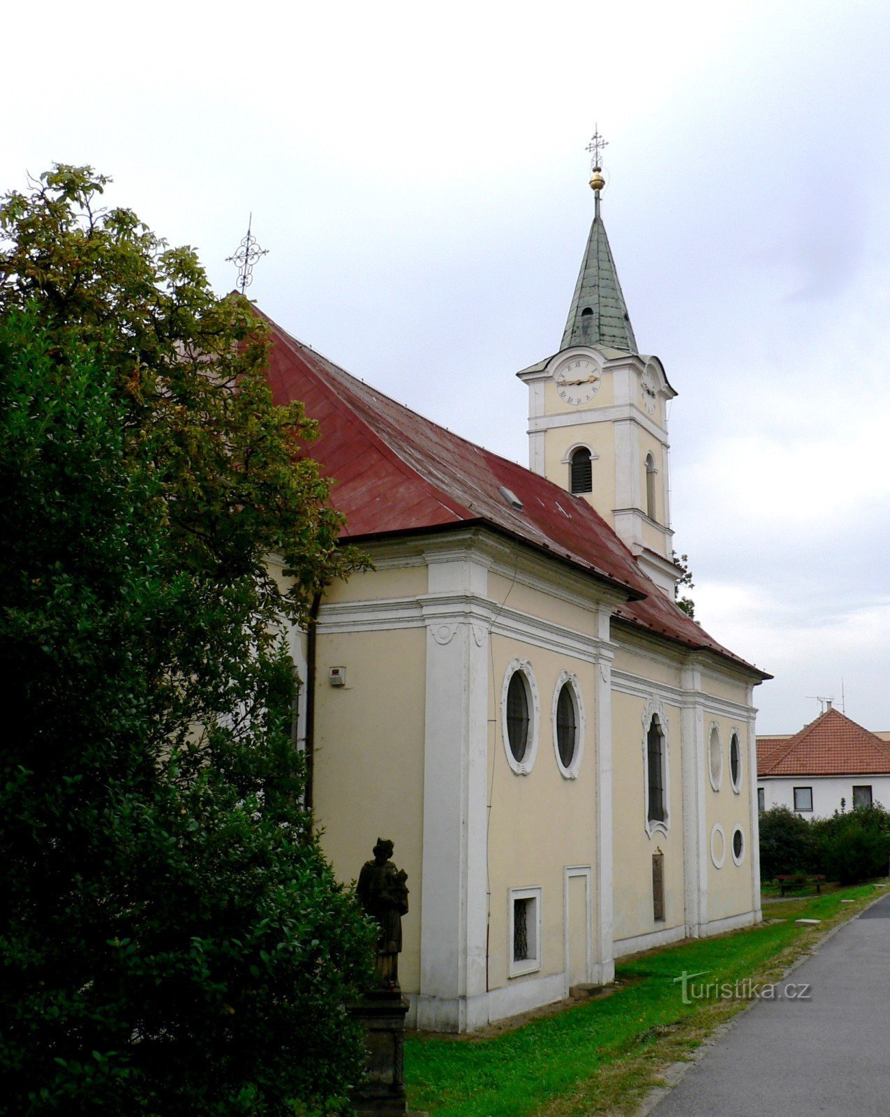 så här ses kyrkan av dem som går längs gatan Plzeňská från centrum