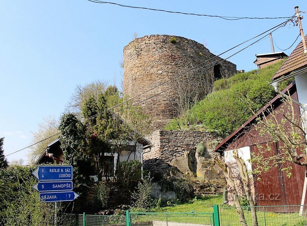 Talmberk, veduta del castello dal villaggio