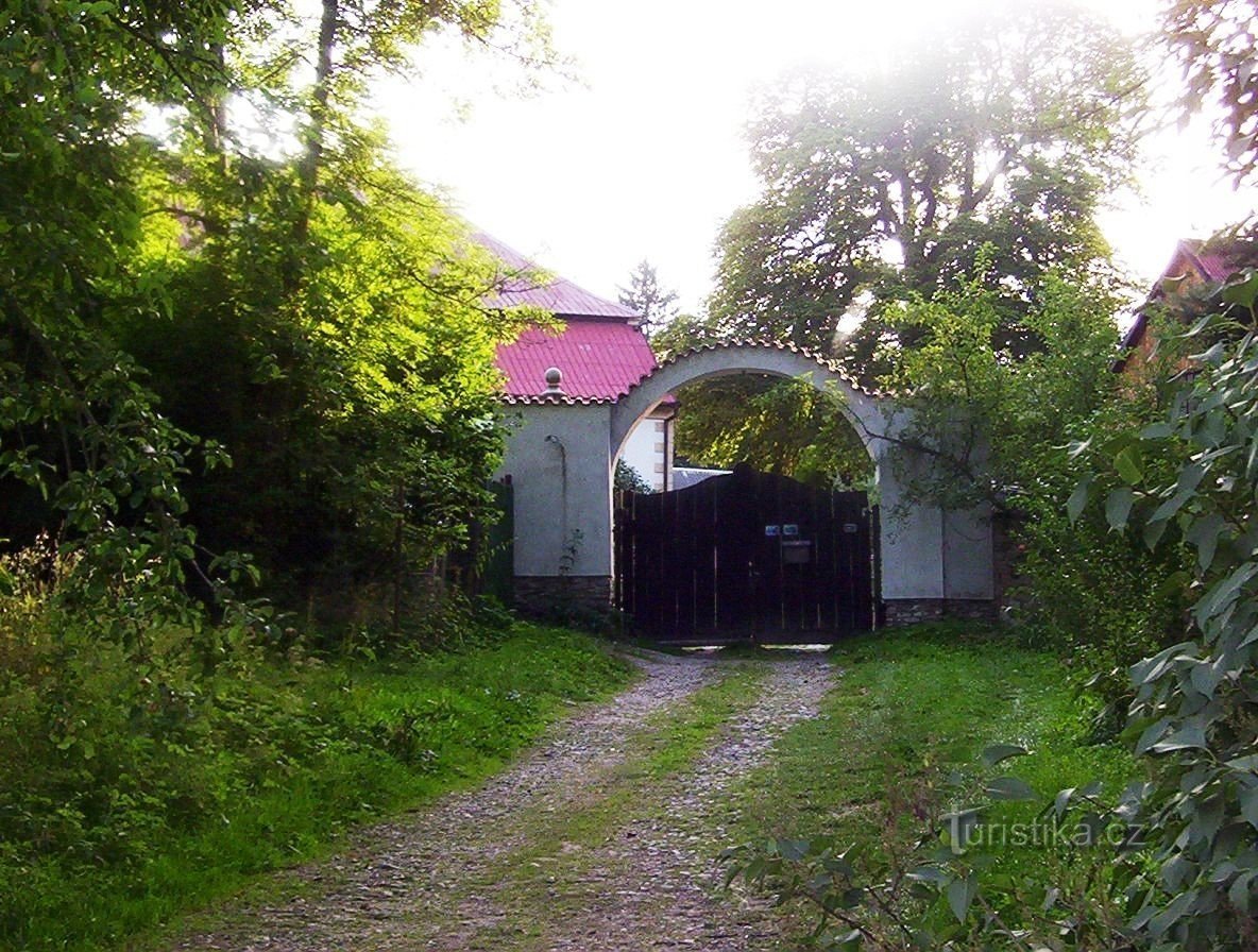 Talmberk-palæ-hovedindgangsporten til gården-Foto: Ulrych Mir.