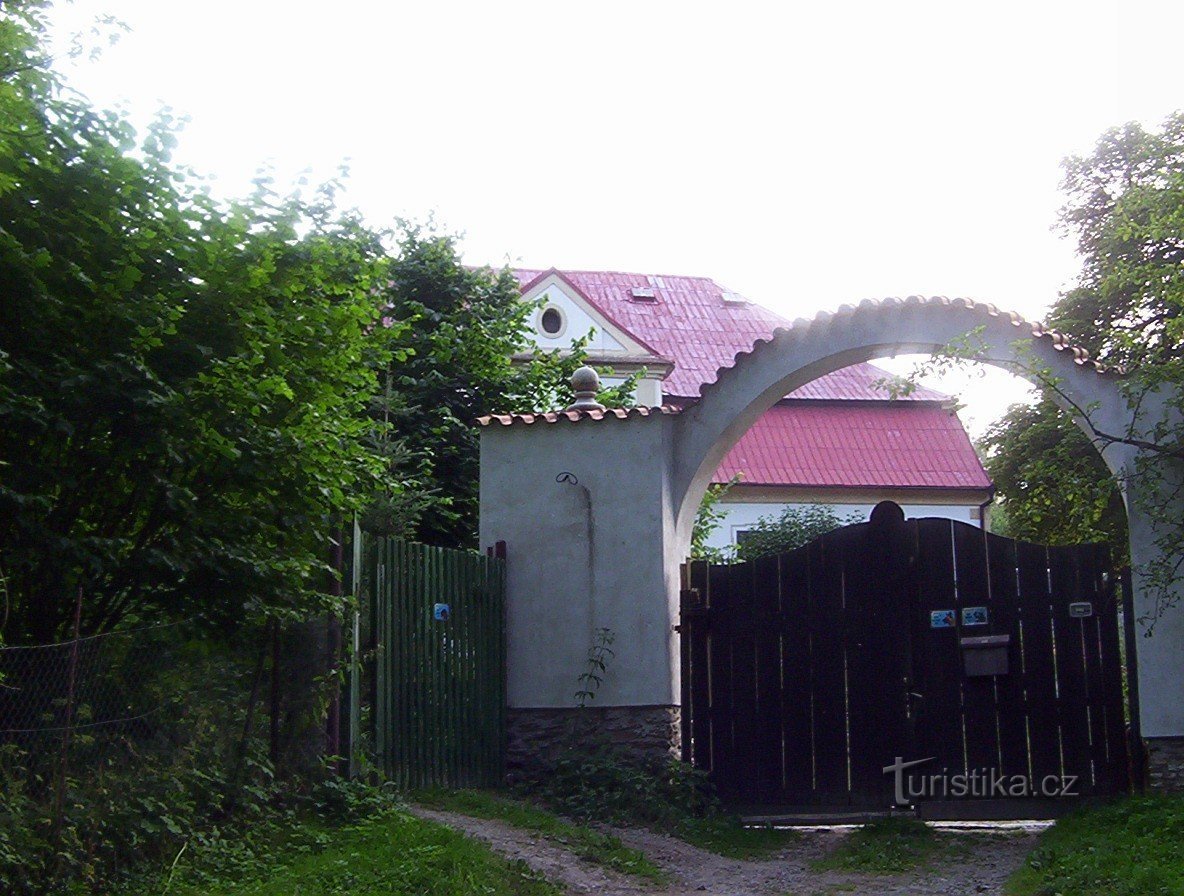 Talmberk-zamek po drugiej stronie bramy wjazdowej-Foto: Ulrych Mir.