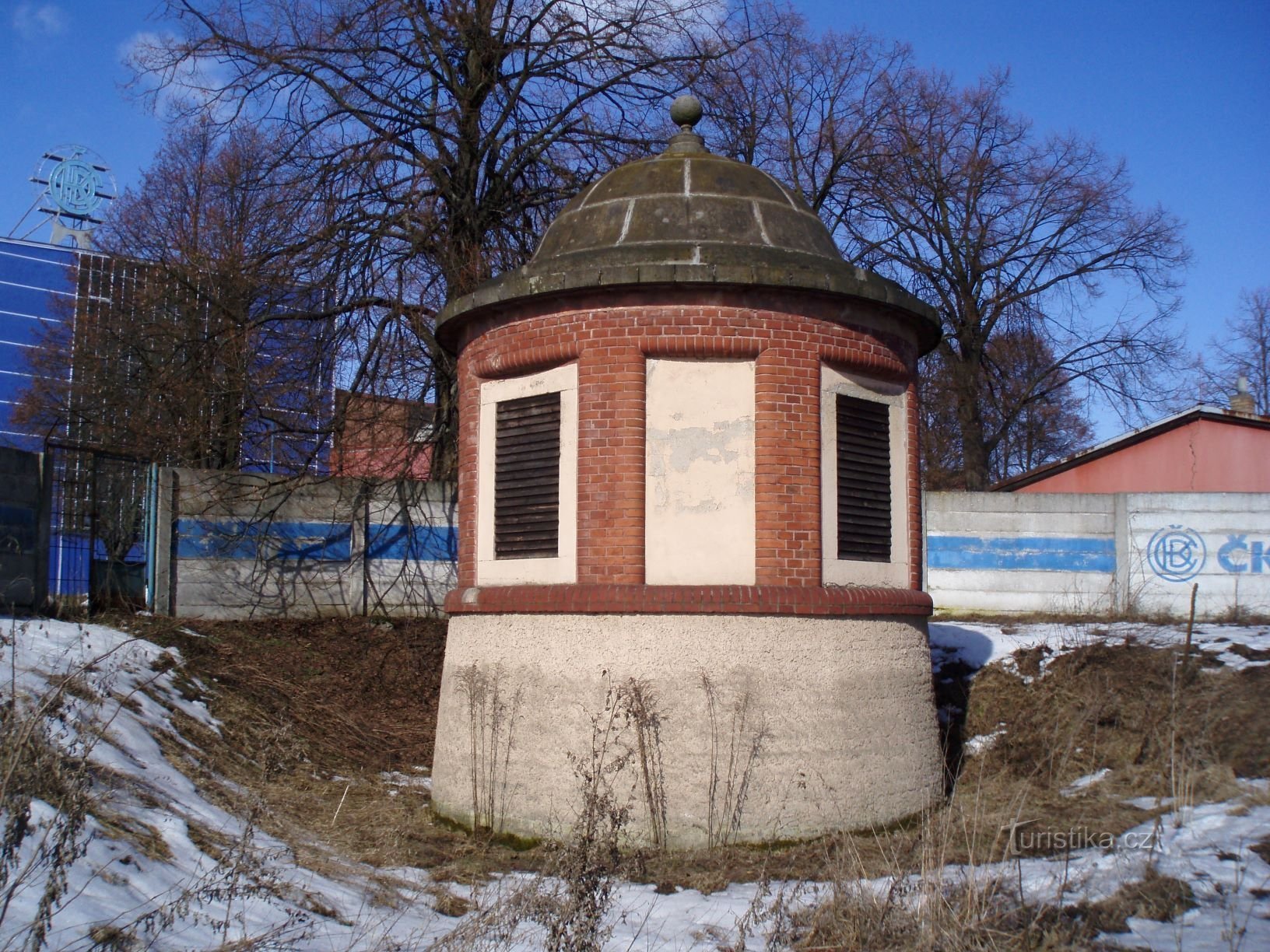 Tambur entisen kaupungin kaivon yläpuolella Plotiště nad Labemissa (Hradec Králové, 27.2.2010)