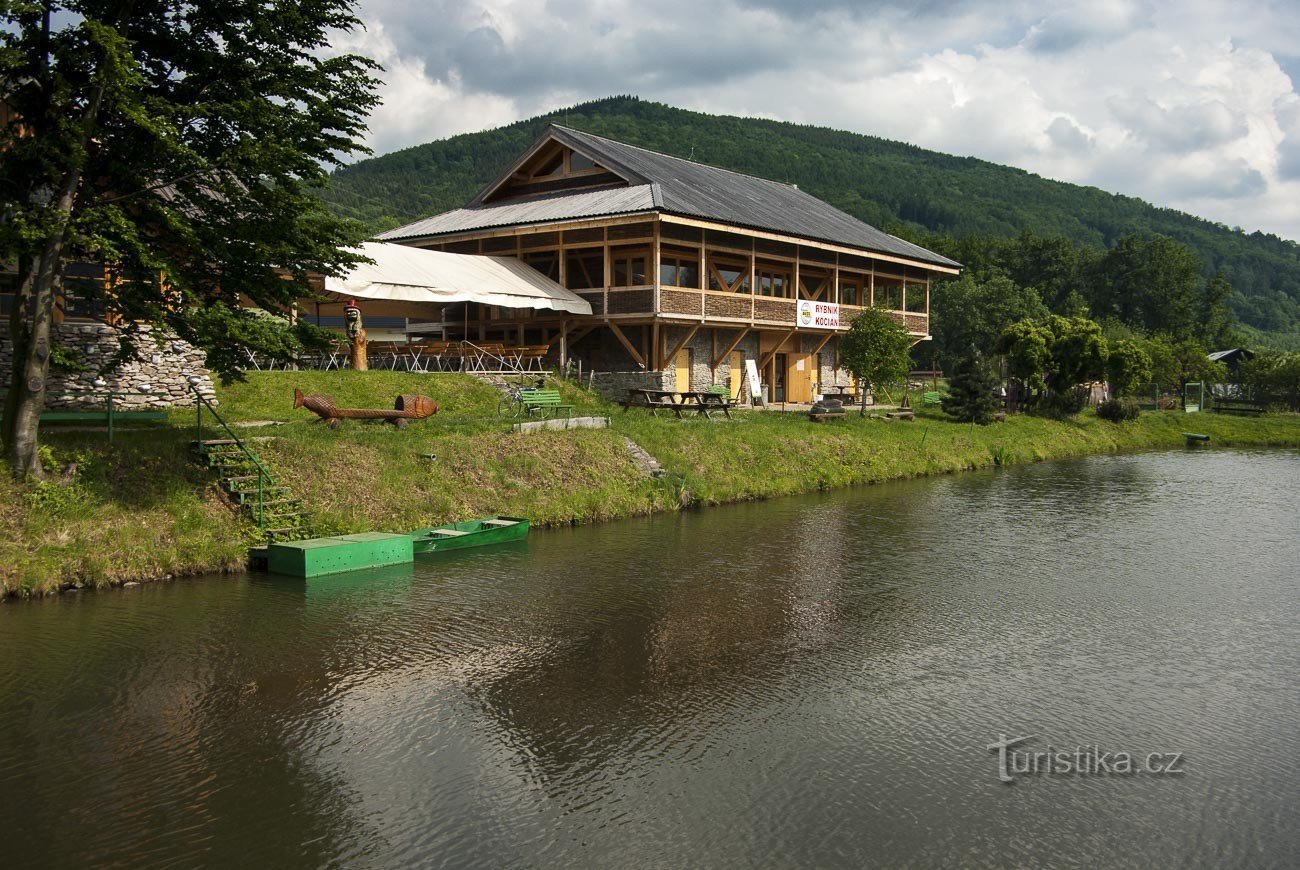 Tanzsaal mit Klučí im Hintergrund