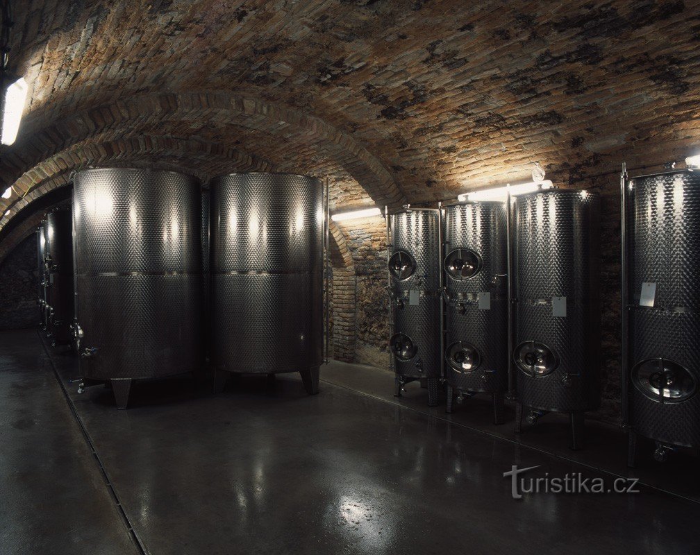 tanques de vino; fuente: www.tanzberg.cz