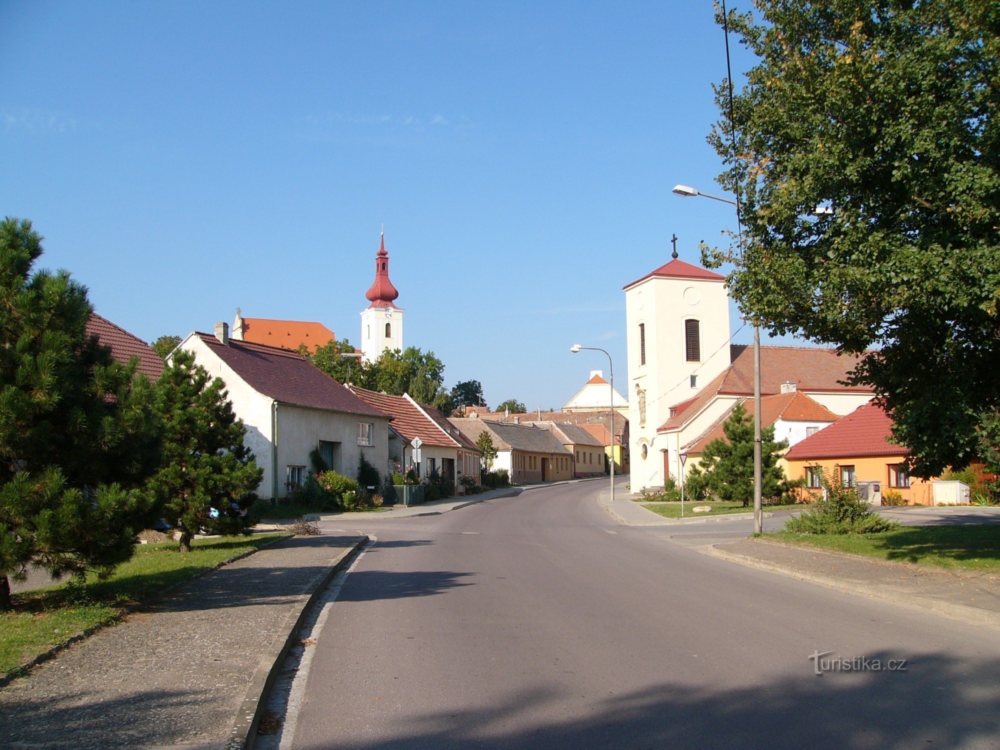 Tasovice - cerkev Marijinega vnebovzetja (levo) in cerkev sv. Klement Maria Hofbauer (desno)