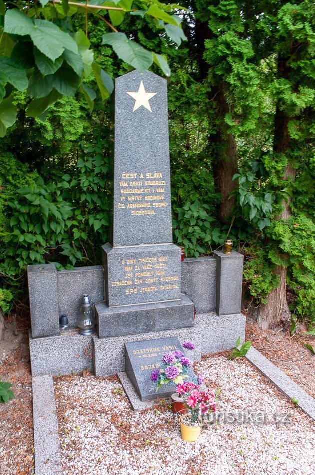 タテニツェ - 戦没者の記念碑