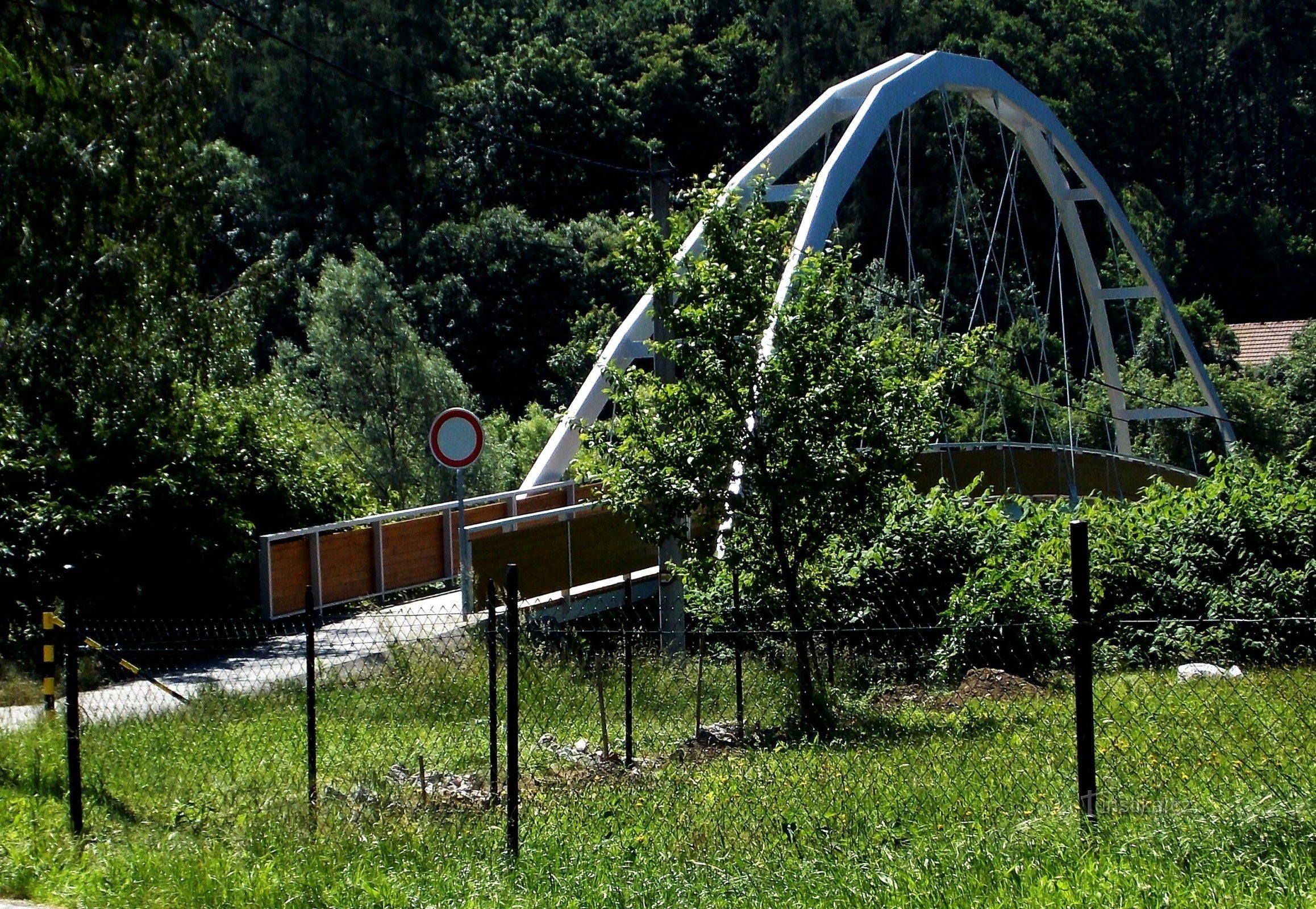 Technische Arbeiten, Fußgängerbrücke über Bečva in der Siedlung Rybáre