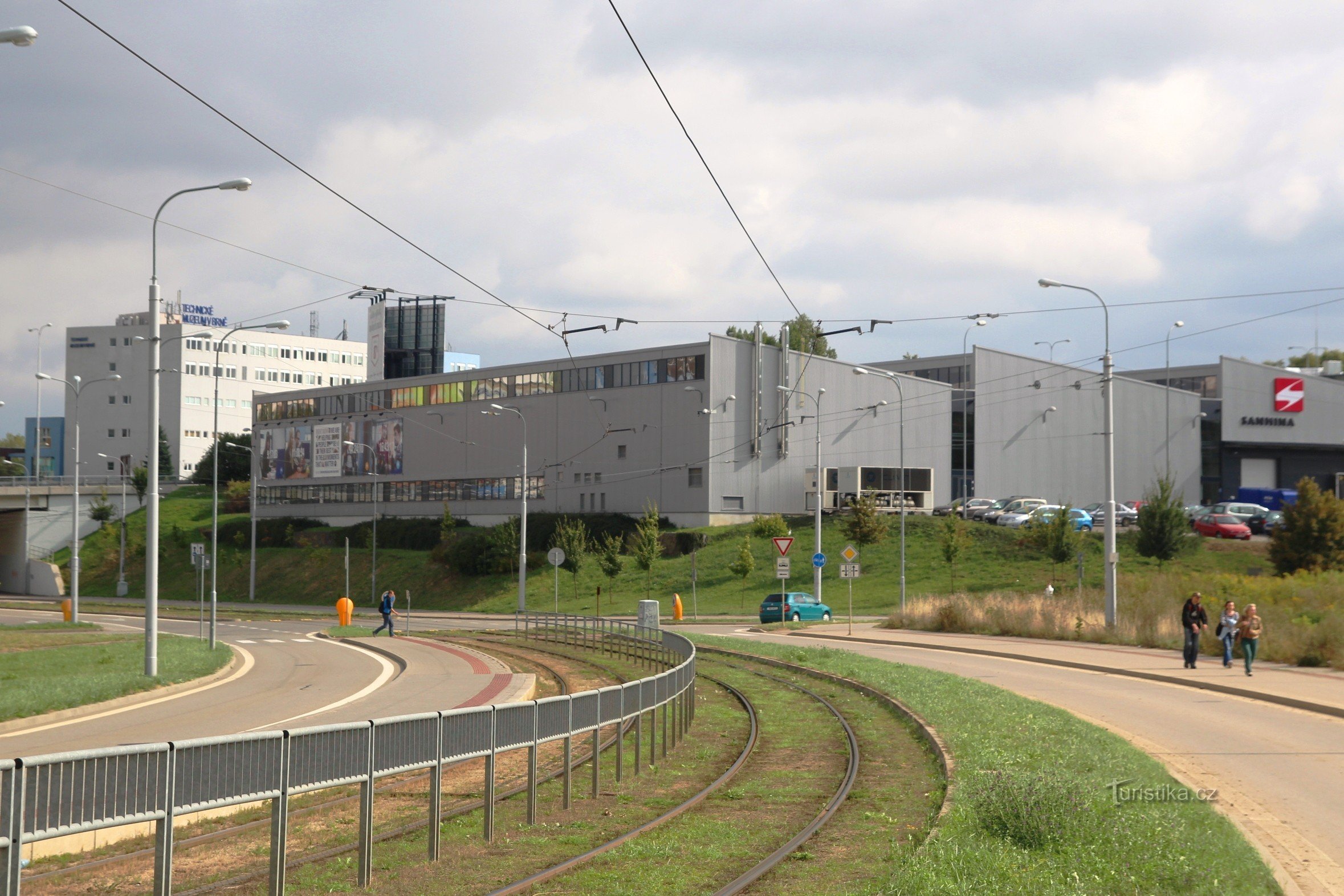 Parcul Tehnologic, în spatele lui clădirea Muzeului Tehnic