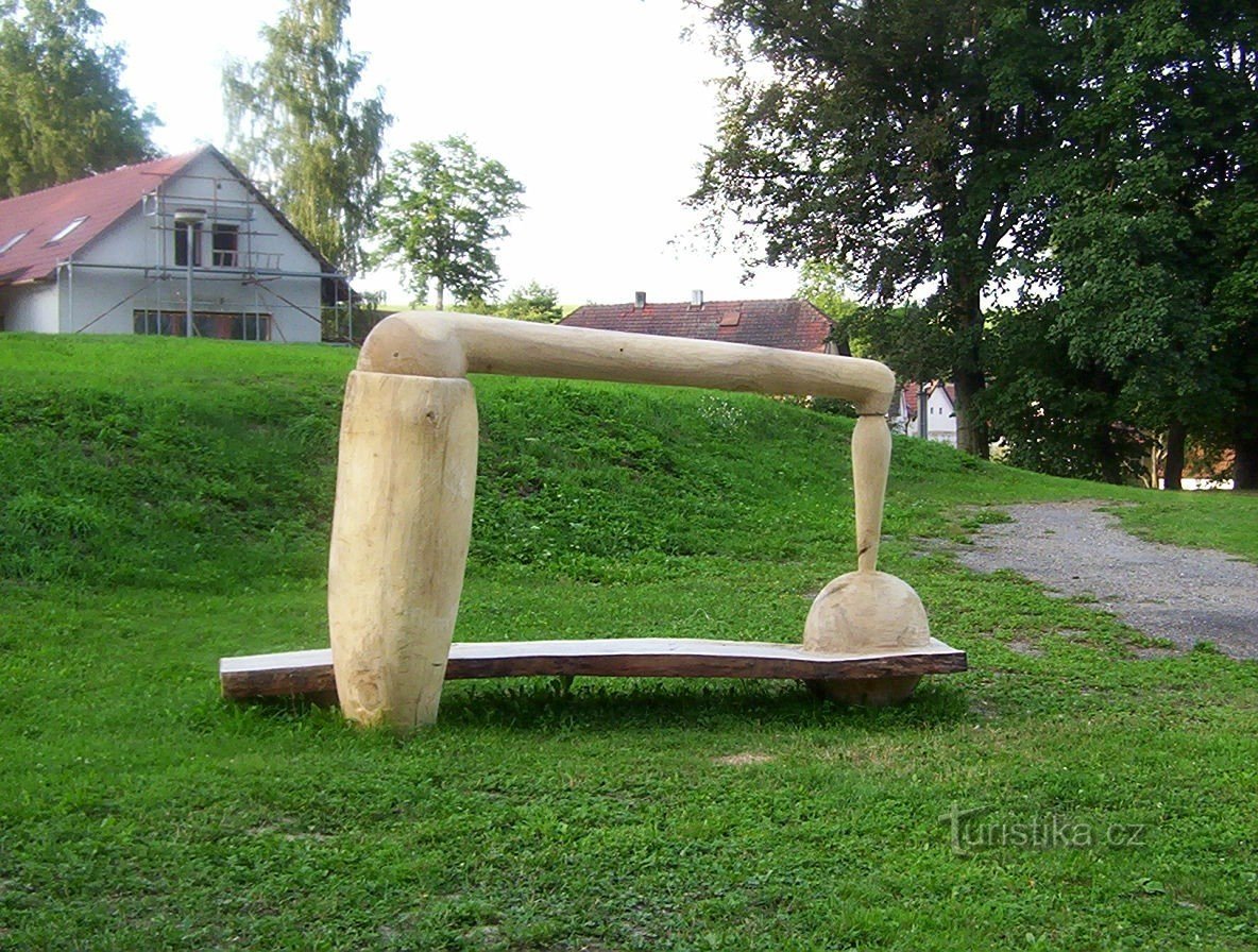Těchobuz-scultura in legno nel villaggio-Foto: Ulrych Mir.