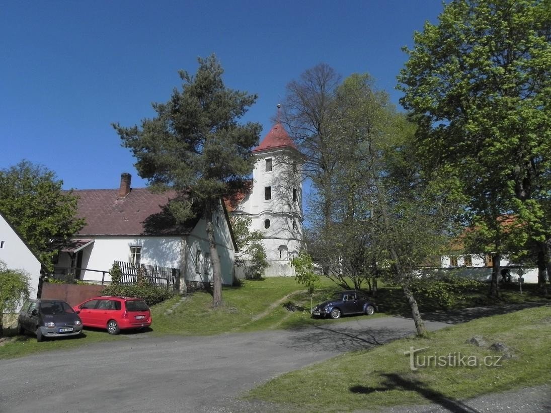 Těchonice, vista da igreja e semi-reboque