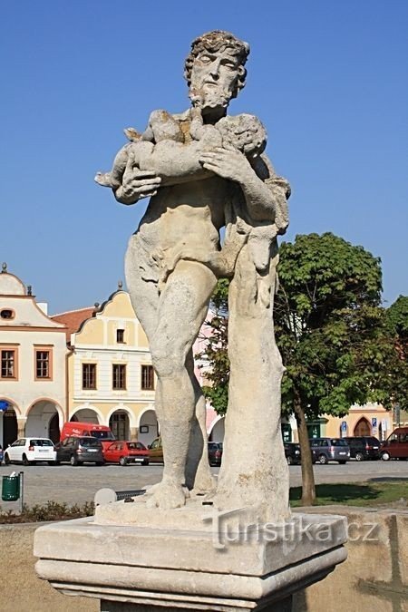 Telč - fontaine supérieure sur la place - statue de Silène