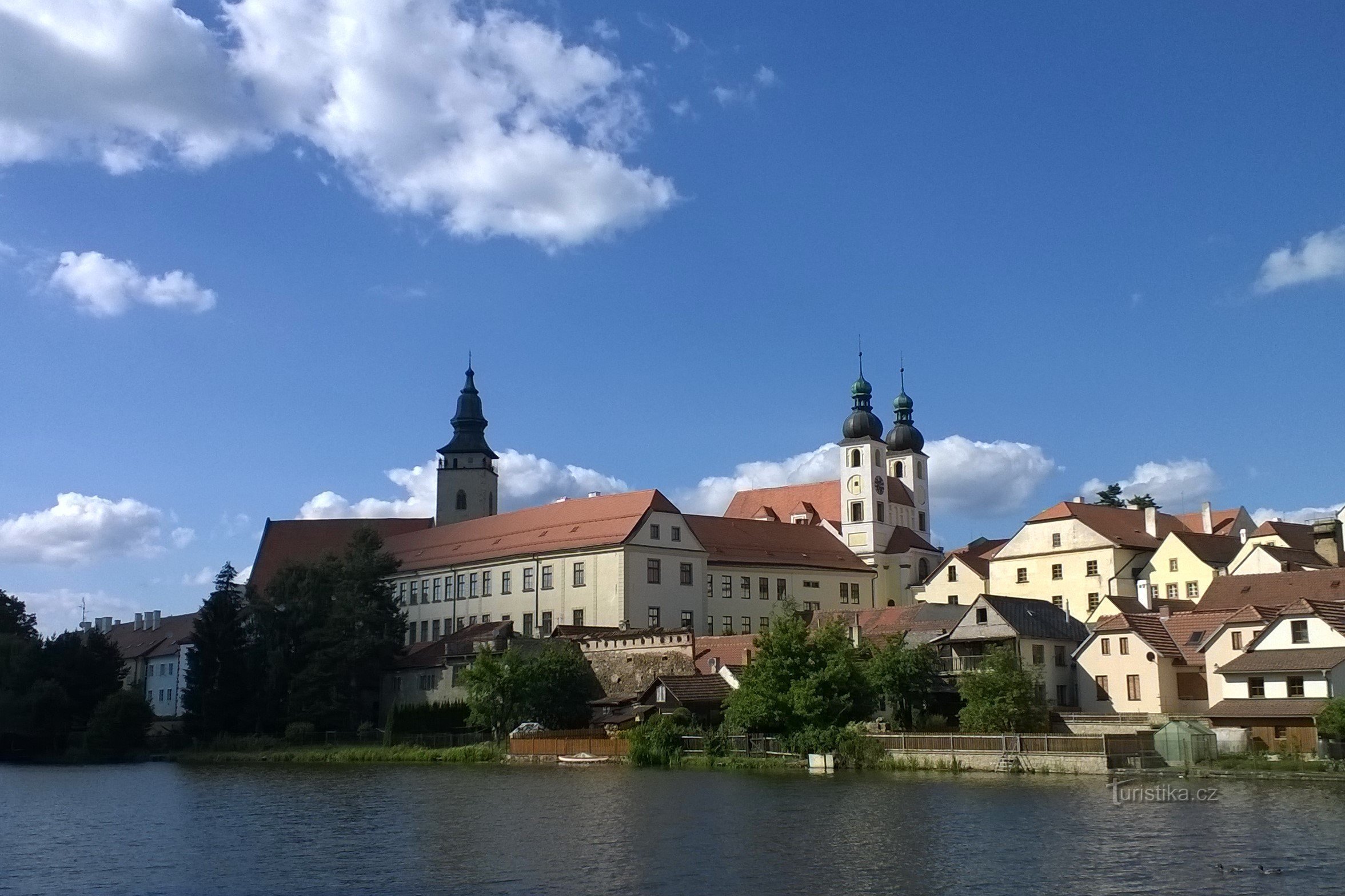 Telč με τον κοιτώνα των Ιησουιτών σε πρώτο πλάνο.