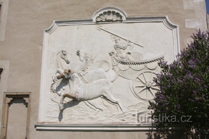 Telč - grajski vrt - relief Neptuna s štirikolesnikom