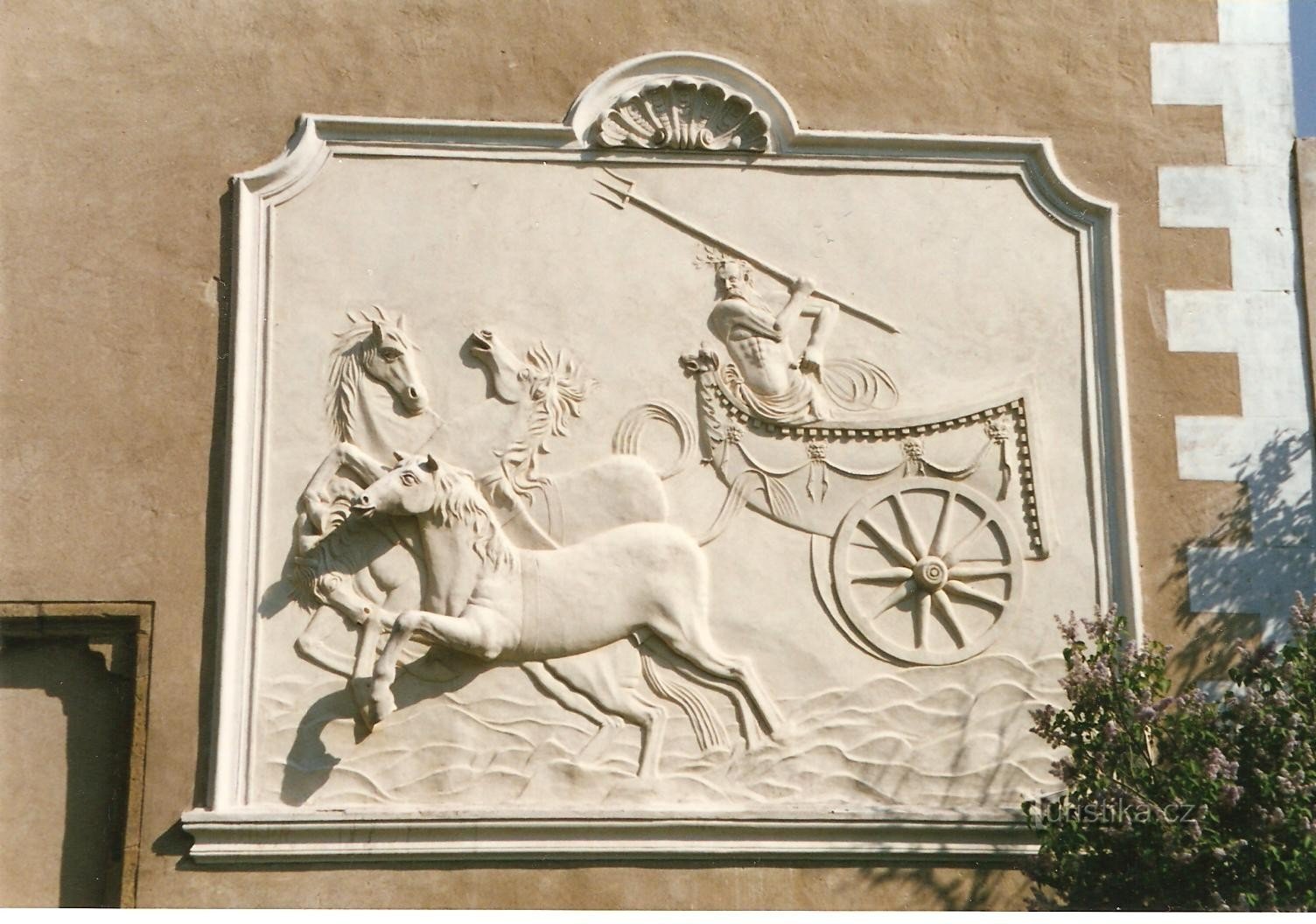 Telč - jardín del castillo - relieve de Neptuno con un vehículo de cuatro ruedas